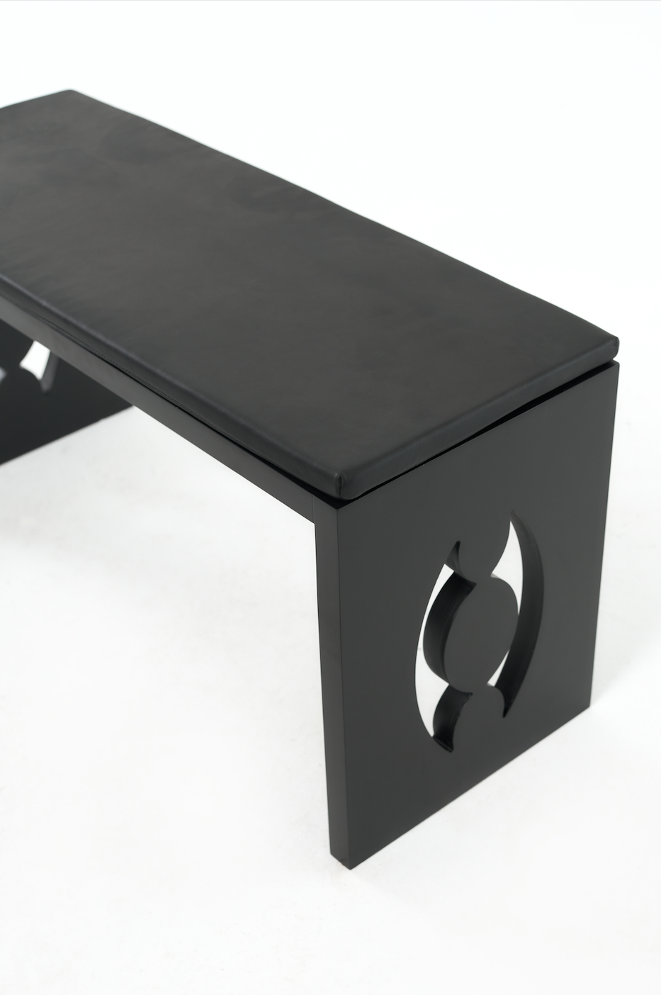LOGO BENCH